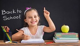 回到了学校快乐微笑的孩子，学习的概念