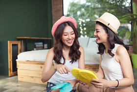 包装袋的女性朋友