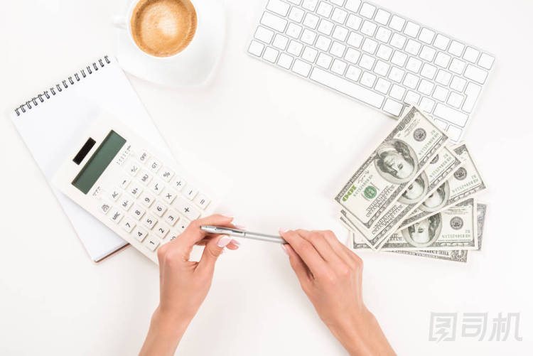 女商人和美元鈔票時(shí)，如工作場(chǎng)所   