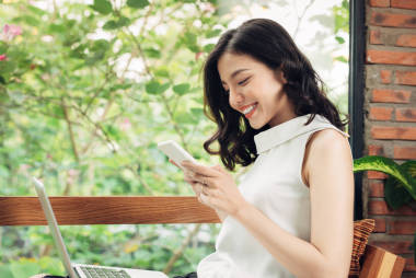 使用智能手機(jī)的婦女