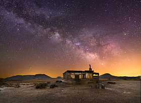 在沙漠晚上牧羊人小屋图片