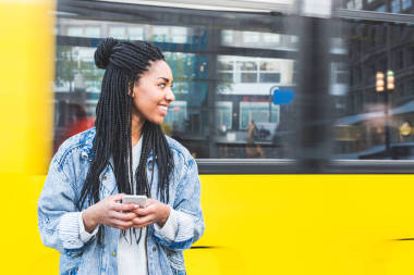 在柏林的智能手机上打字的黑人女孩