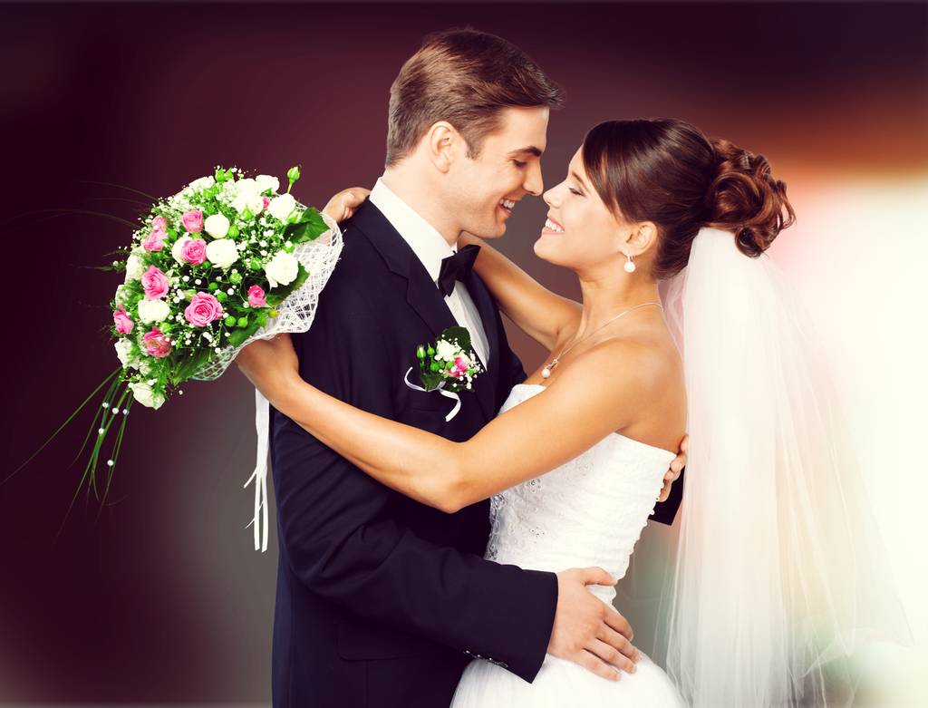  刚结婚的年轻夫妇 