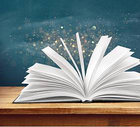 打开桌上的书照片