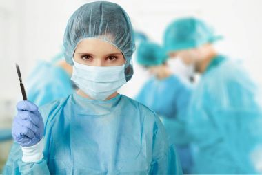 年輕的女醫(yī)生用手術(shù)刀圖片