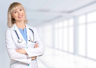 年輕的女醫(yī)生用聽診器