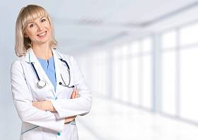 年轻的女医生用听诊器