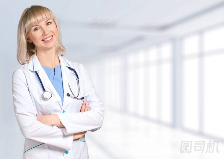 年輕的女醫(yī)生用聽診器