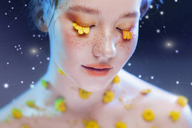 美麗的年輕女孩，在植物區(qū)系，特寫肖像圖像。星空背景下的神話般肖像