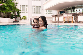 妈妈和女儿玩得开心