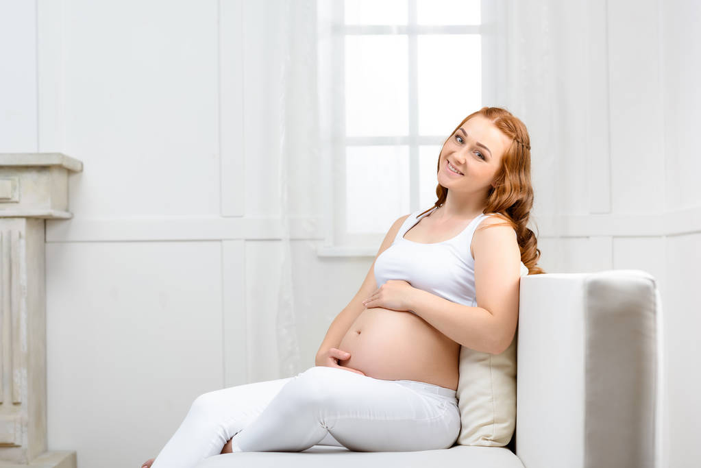怀孕妇女摸她的肚子  怀孕妇女摸她的肚子
