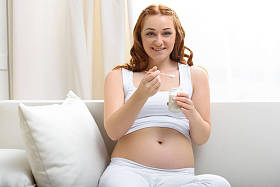 孕妇吃酸奶图片