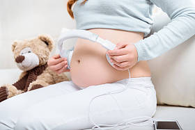 孕妇的肚子上耳机图片