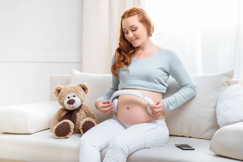 孕妇的肚子上耳机 孕妇的肚子上耳机