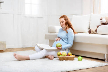 懷孕的女人讀的書(shū)圖片