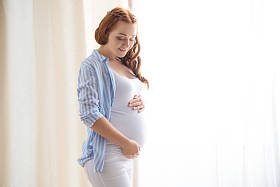 孕妇摸她的肚子 