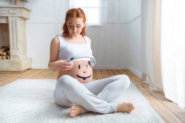 孕婦的肚子上耳機(jī)