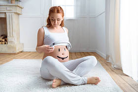 孕妇的肚子上耳机