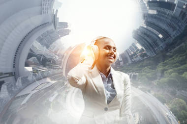 女人戴著白色耳機(jī)。混合媒體