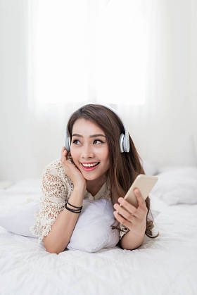 听音乐的女人