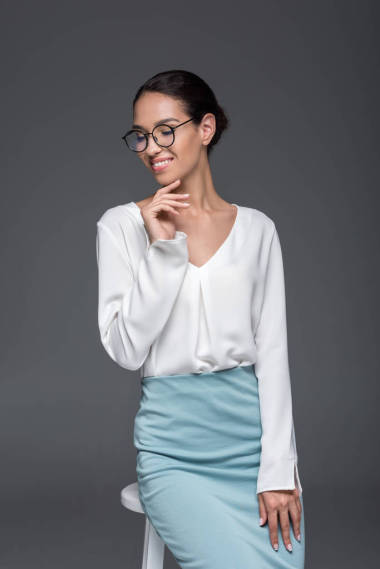 在眼鏡的時尚女商人