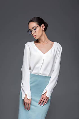 在镜片构成的女商人图片