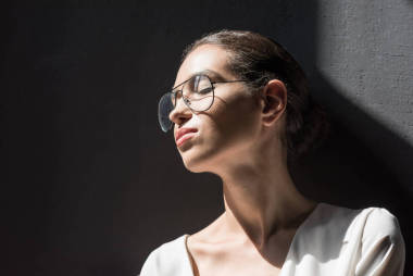 時尚的女人，閉著眼睛