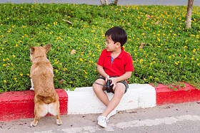 孩子拥抱著的宠物狗