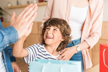 男孩給高五父親圖片