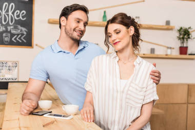 情侶約會(huì)咖啡廳圖片