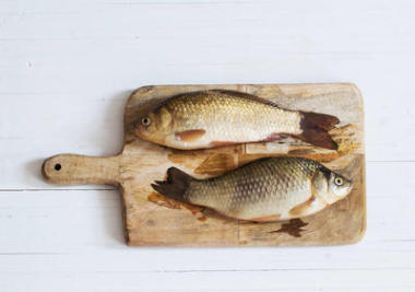 木制的桌子上河生