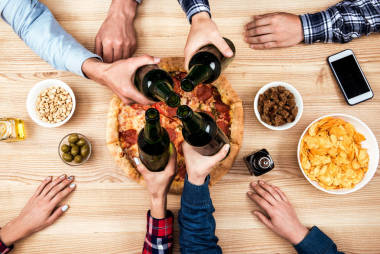 無比的啤酒瓶的朋友