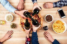 无比的啤酒瓶的朋友