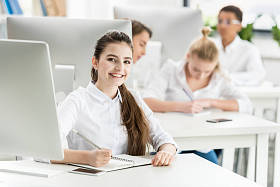 十几岁的女孩在教室里学习图片