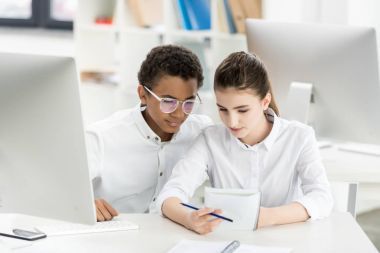 多元文化的学生一起做任务图片