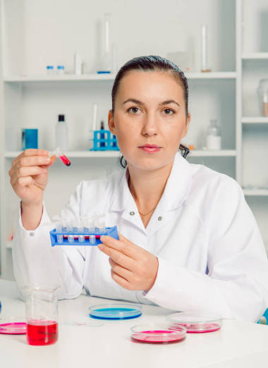 年輕的女科學家在實驗室里，在實驗室里做實