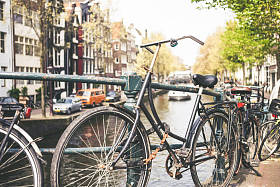 可爱的正宗阿姆斯特丹运河房在前面那辆旧自行车