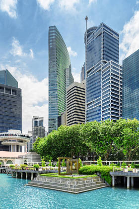 在新加坡市中心的摩天大楼的视图。风景优美的城市景