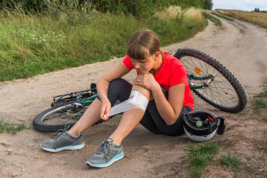 女人有從自行車(chē)事故傷