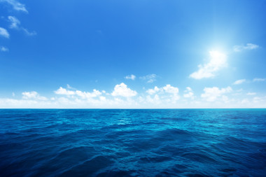 完美的天空和印度洋的海水