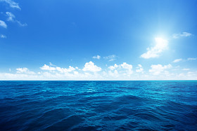 完美的天空和印度洋的海水