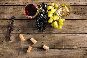 个用红色和白色葡萄酒酒杯图片