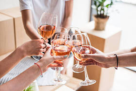妇女与酒杯无比