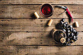 瓶葡萄酒、 酒杯和葡萄图片
