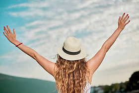 年轻女子享受自然