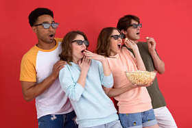 震惊的群朋友看电影吃爆米花