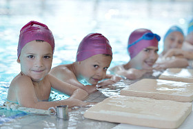 在游泳池的快乐儿童组照片