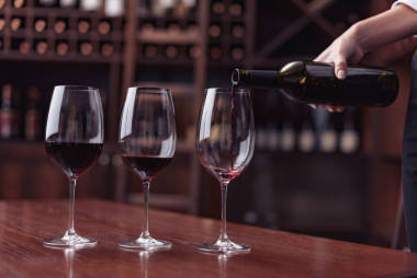 侍酒师斟的红酒图片