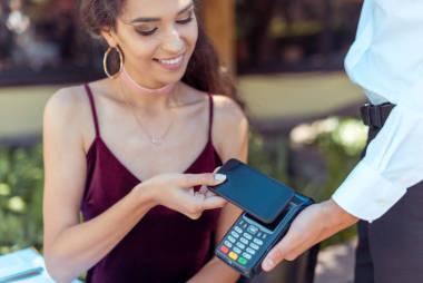 女人用 Nfc 技術(shù)支付圖片