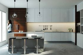 欧洲女人在现代厨房内饰